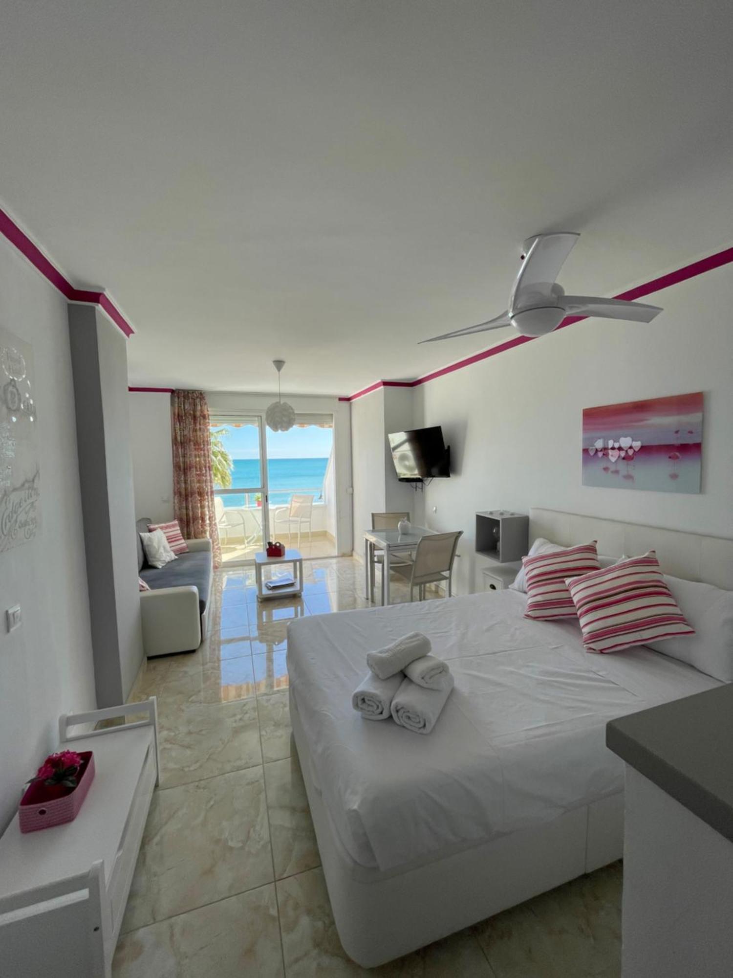 Roca Chica. Studio - First Line Beach Торремолинос Экстерьер фото