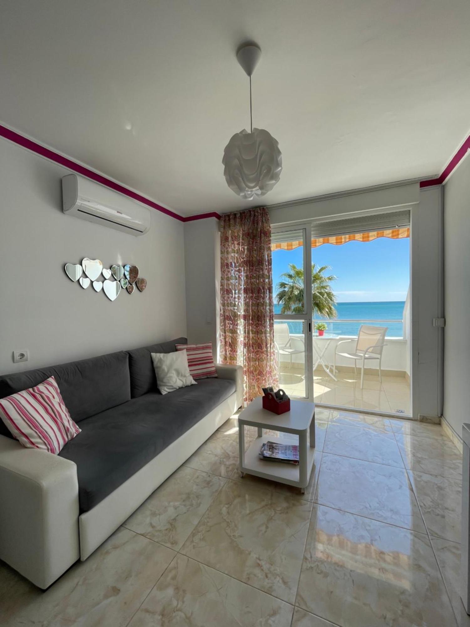 Roca Chica. Studio - First Line Beach Торремолинос Экстерьер фото