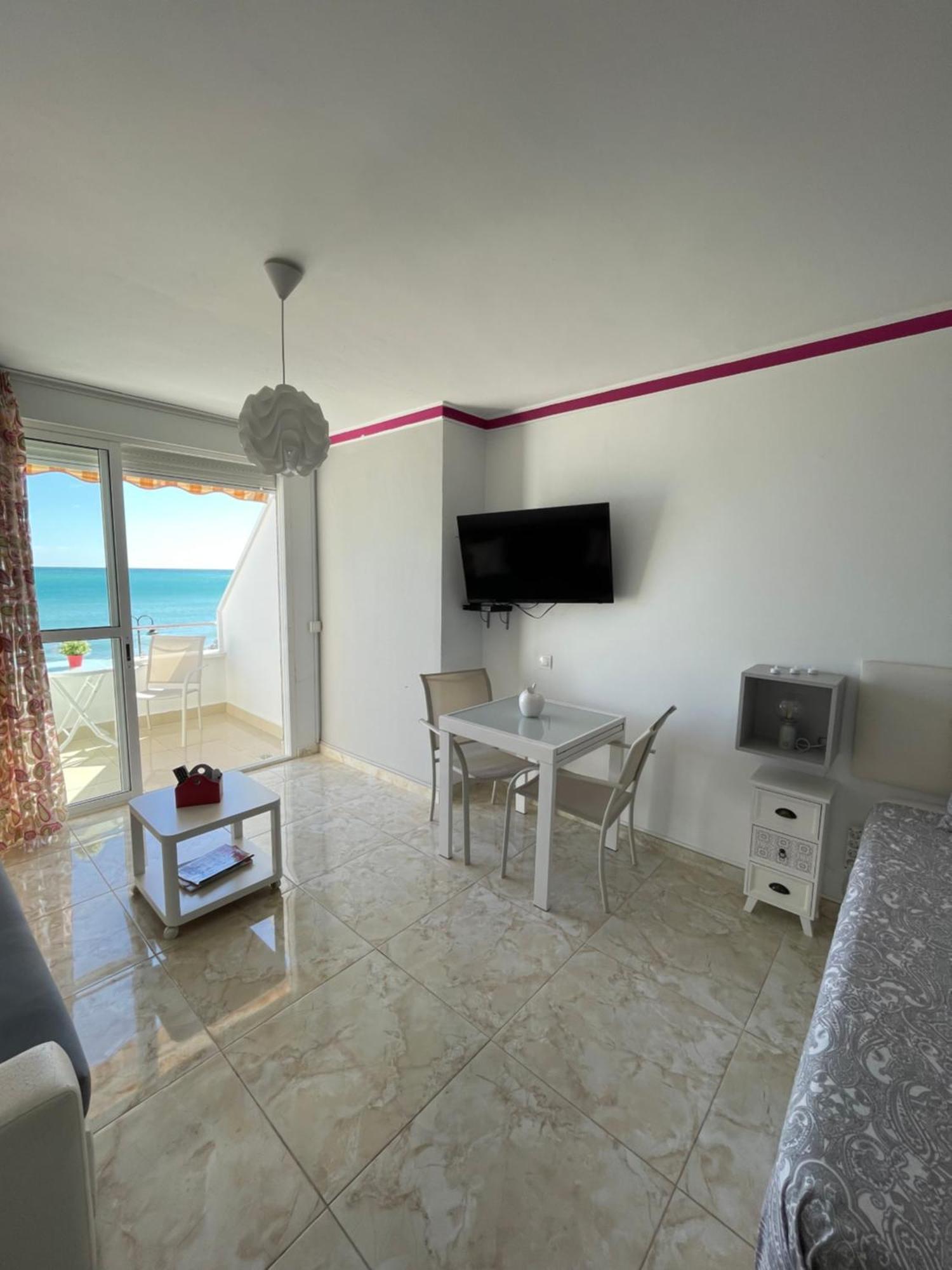 Roca Chica. Studio - First Line Beach Торремолинос Экстерьер фото