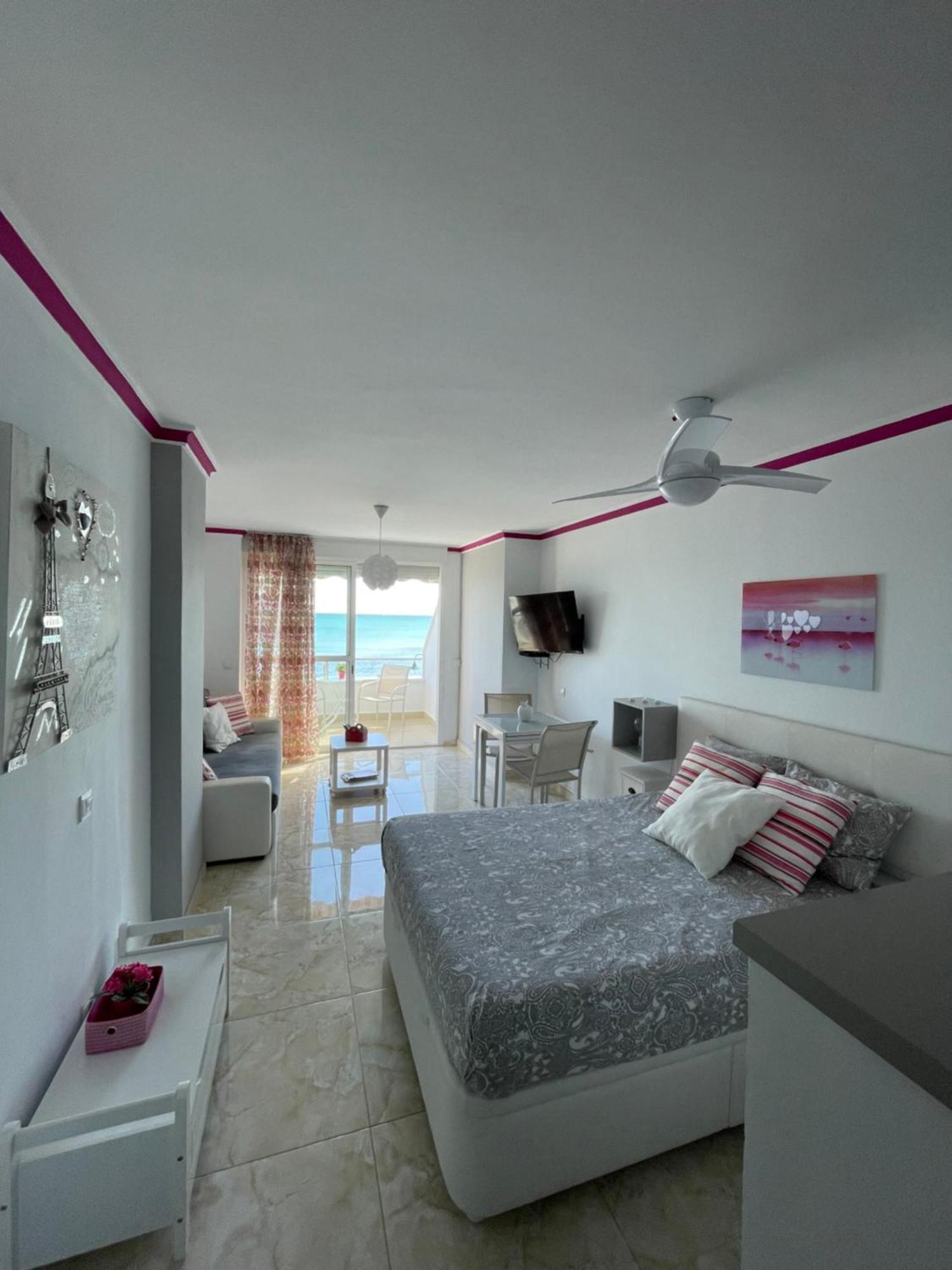 Roca Chica. Studio - First Line Beach Торремолинос Экстерьер фото