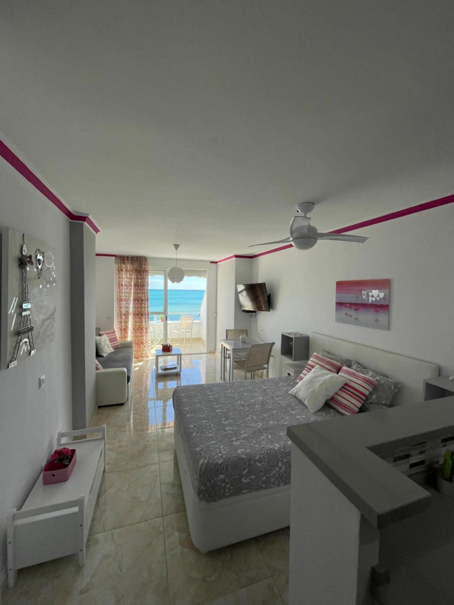 Roca Chica. Studio - First Line Beach Торремолинос Экстерьер фото