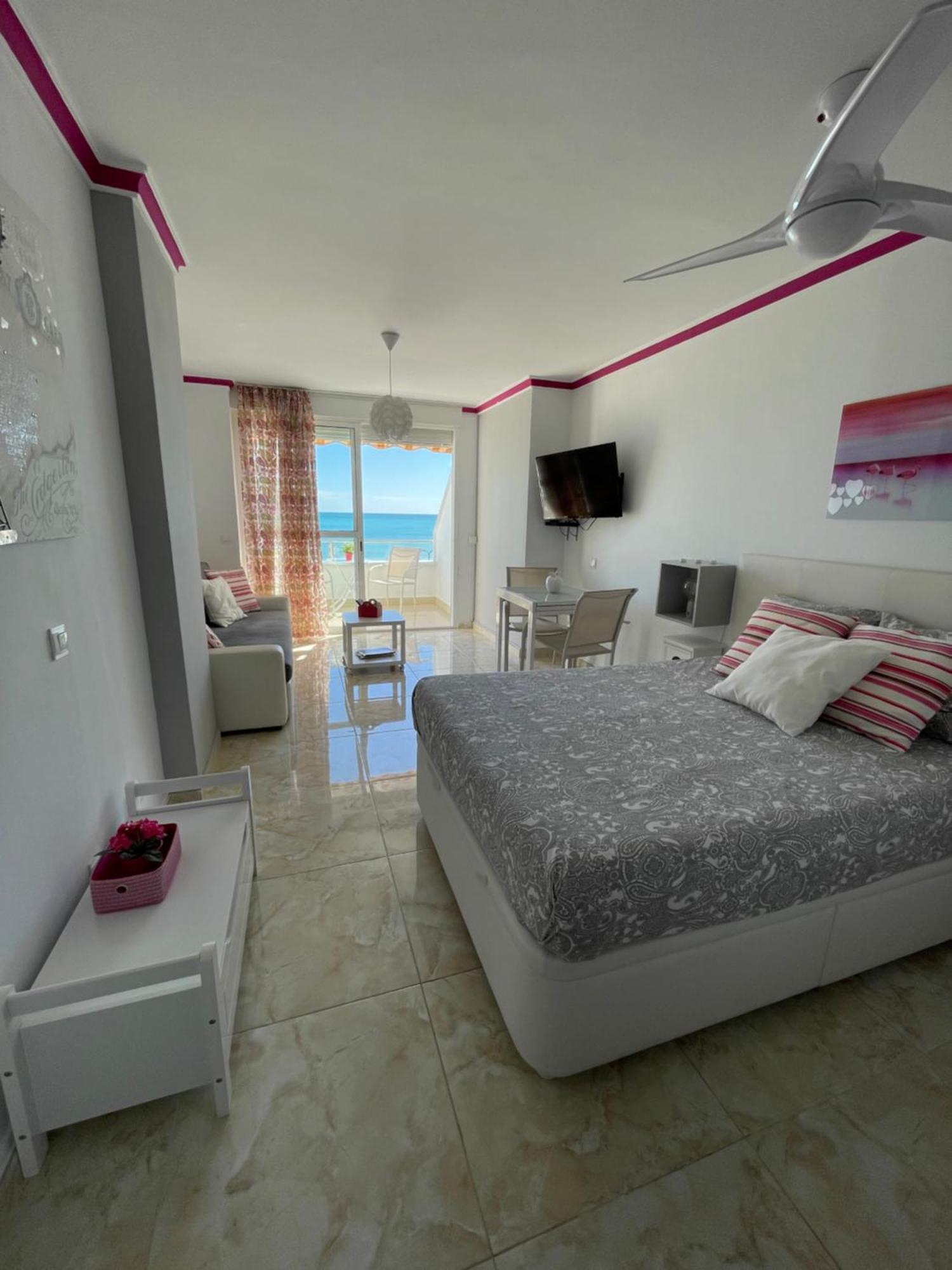 Roca Chica. Studio - First Line Beach Торремолинос Экстерьер фото