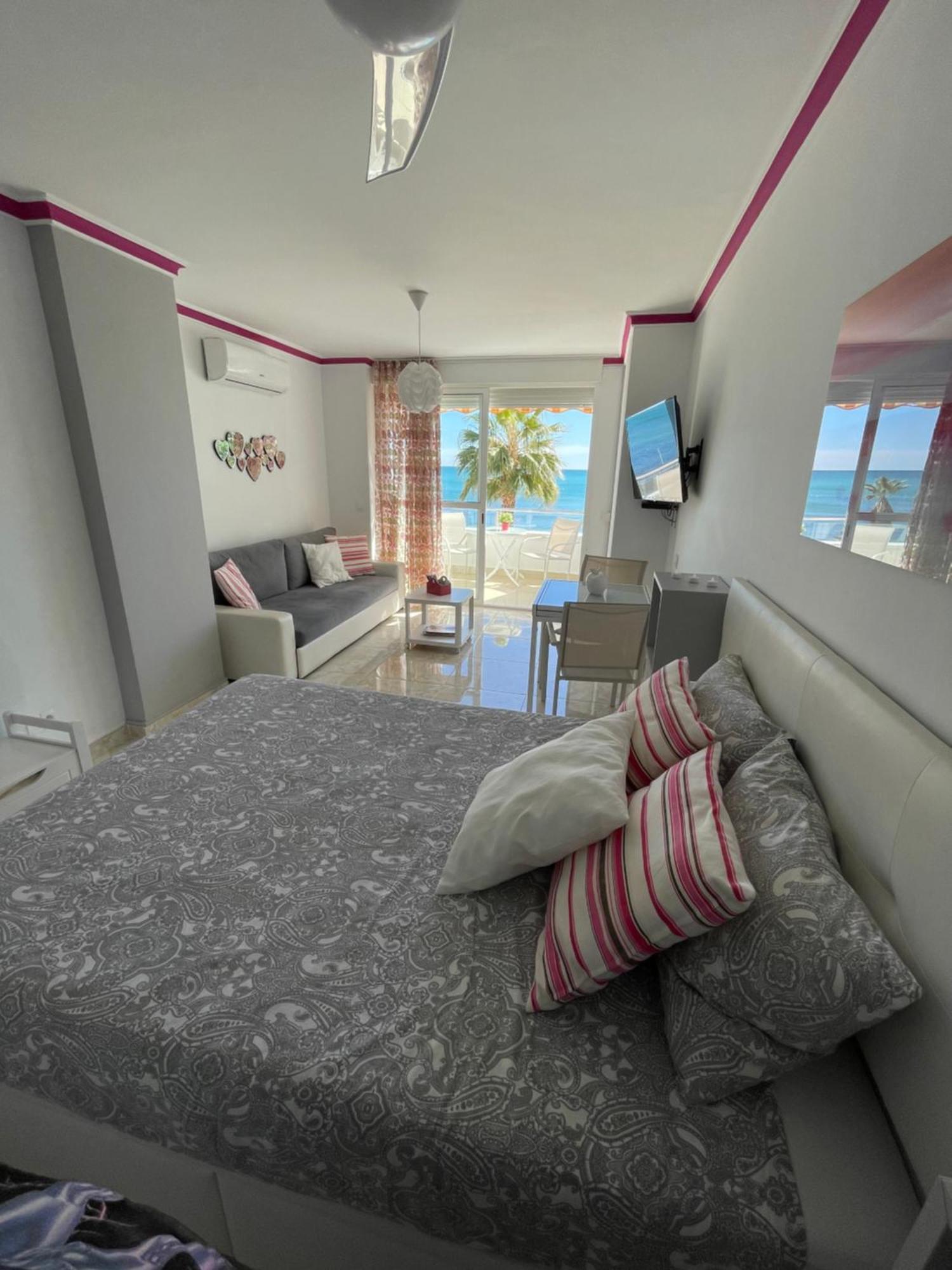 Roca Chica. Studio - First Line Beach Торремолинос Экстерьер фото